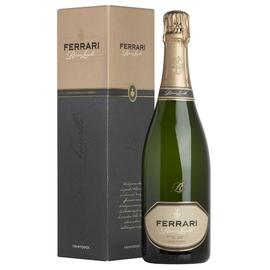 A Ferrari Riserva Lunelli a Villa Margont Chardonnay ültetvényből születik, ez a tölgyfahordókban érlelt alapborokból készítült gazdagság és rendkívüli összetett remekmű.